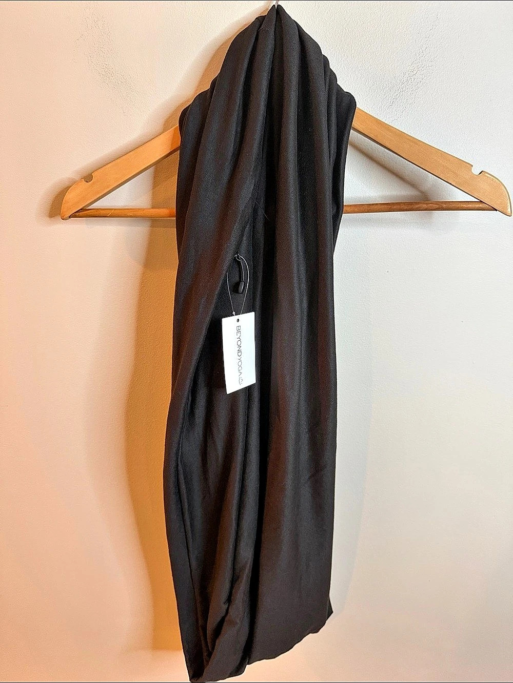 Beyond Yoga Pocket Infinity Scarf Black NWT